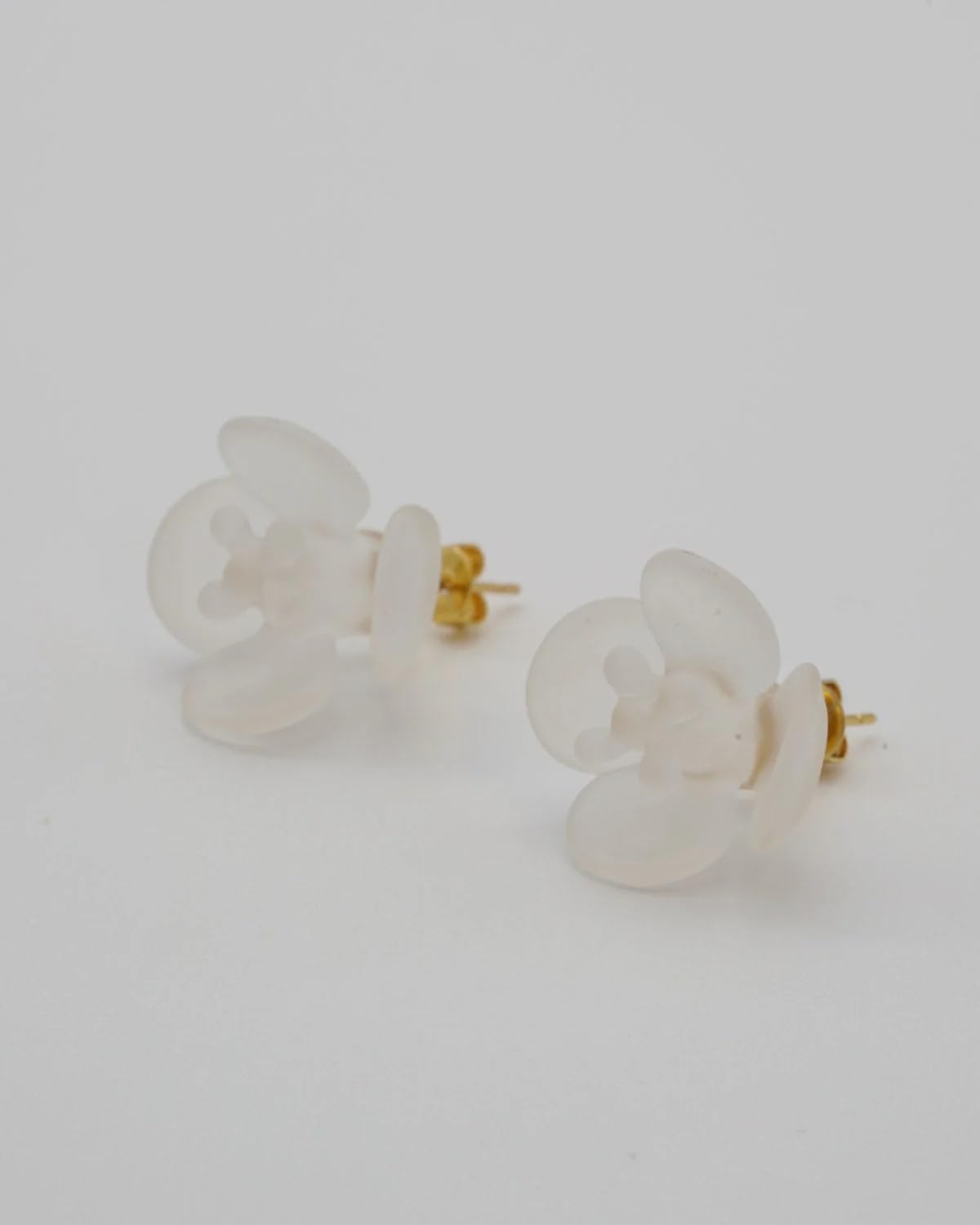 ハリオ HARIO ツバキ フロスト ピアス [HAP-TB-002] ガラス製, 真鍮とゴールドメッキ, 椿の花モチーフ, 20mm・15mm径